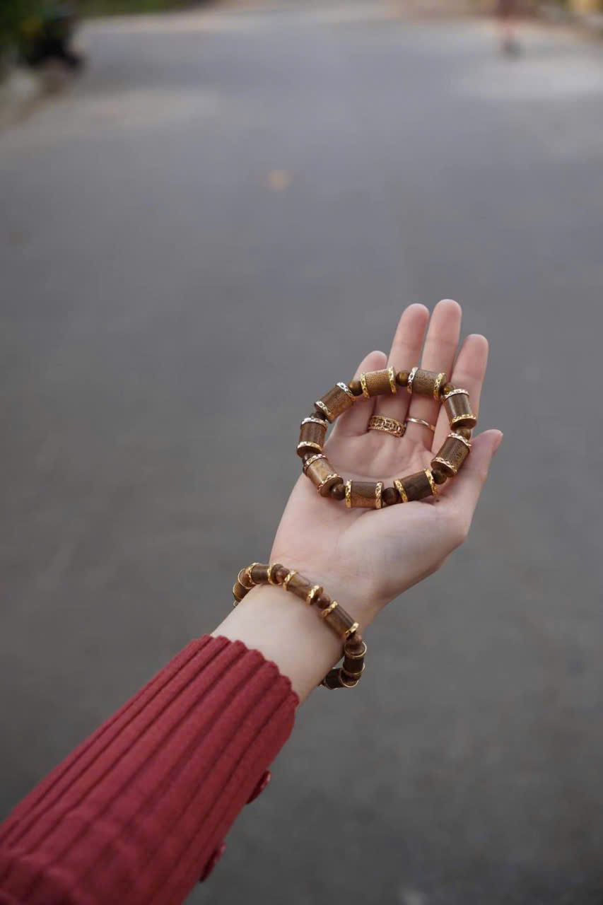 Vòng trầm aloura 05